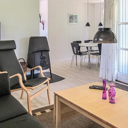 Prázdninový dům A Beautiful In Aakirkeby With 4 Bedrooms And Wifi